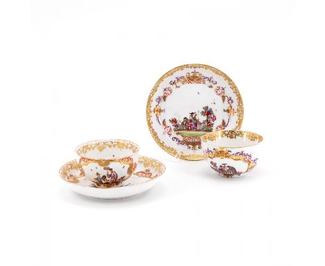 ZWEI KOPPCHEN MIT UNTERTASSEN UND CHINOISERIEN IN KARTUSCHEN MIT FEDERZIER. Meissen. Datierung: Um 1725/30. Technik: Porzella
