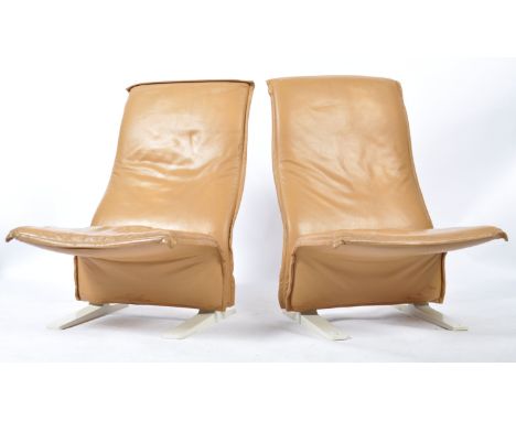 Pierre Paulin - Artifort Concorde - A pair of original retro vintage 1960's mid century retro lounge chairs being raised on s