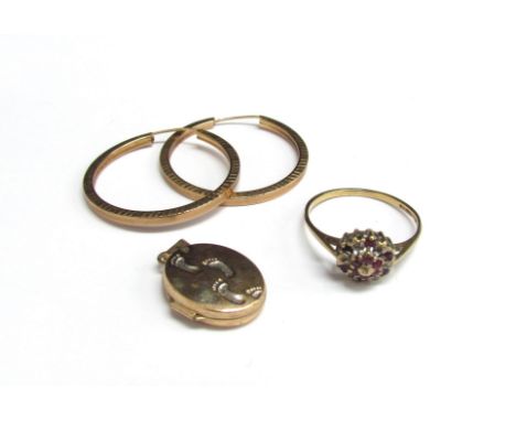 A 9ct gold footprints locket, a 9ct gold ring (stone missing) and a pair of hoop earrings, 3.8g 