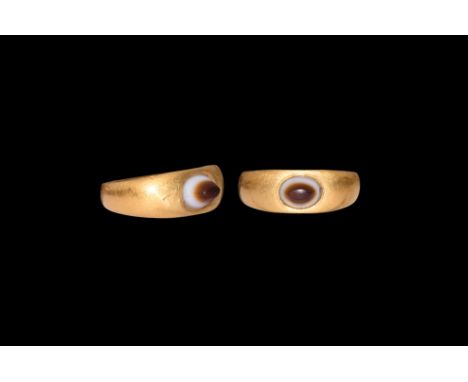 1st century AD. A gold ring comprising a robust lentoid-section shank and tapering shoulders, plaque with inset banded agate 
