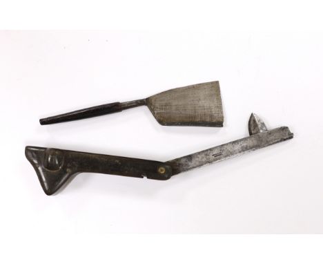 A 19th century multi tooled horn fleam and an open bladed fleam type tool, longest 12cm folded