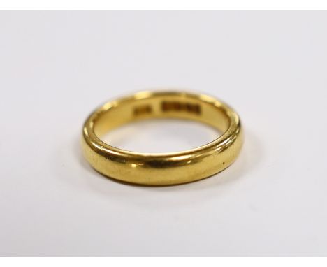 A George V 22ct gold wedding band, size K, 6.4 grams.