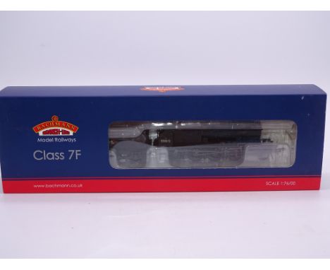 OO GAUGE - A Bachmann 31-012 Class 7F steam locomotive in BR black livery numbered 53810. VG in VG box