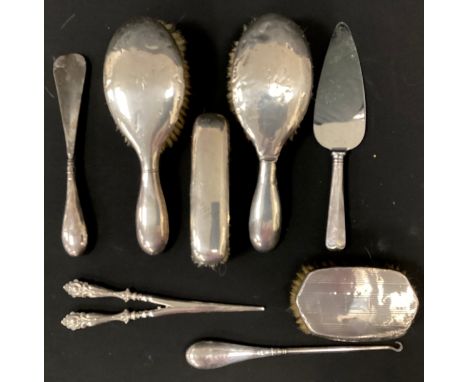 Silver - a four piece silver dressing table set, Birmingham, 1919, button hooks; etc 