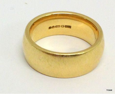 A 9ct gold men's wedding band size R