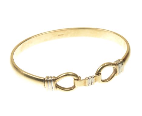 A 9k gold bangleThe plain gold bangle, with a push clasp mechanism, each loop, with reeded detail, held together with a hook 