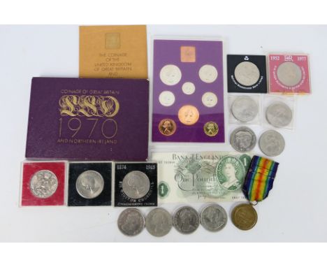 Lot to include a 1970 Coinage Of Great Britain And Northern Ireland coin set, various commemorative crowns, a series C £1 not