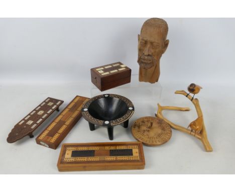 Wooden collectables to include cribbage boards, carved bowl, carved model of perching birds and similar.