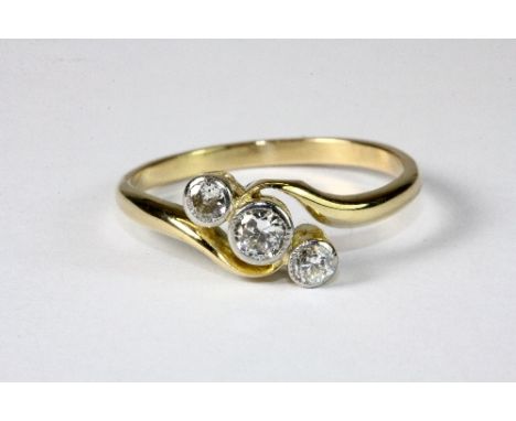 An 18ct yellow gold ring set with 3 diamonds (T) (approx. 0.35ct)