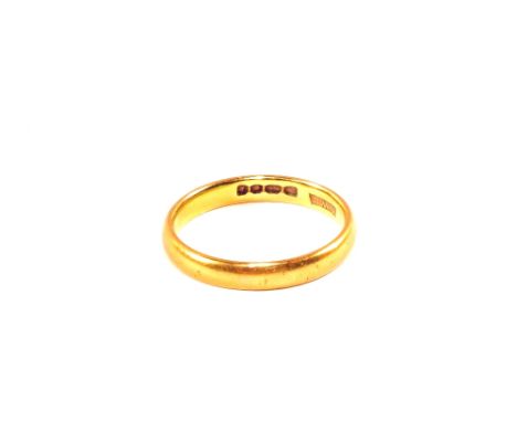 A 22ct Gold band ring, size K (1965)