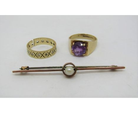 Group of 9ct jewellery comprising a ring set with amethyst, size N, further paste set wedding ring (af) and a cultured pearl 