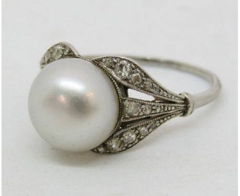 Art deco platinum ring set with a large pearl of 1cm diameter approx, the tapered mount set with graduated diamonds, size Q, 