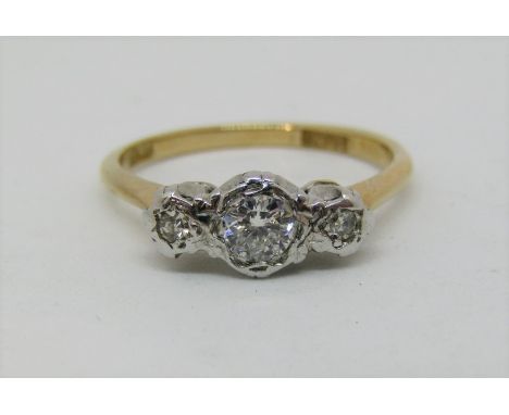 18ct three stone diamond ring, centre stone 0.20cts approx, size M/N, 2.8g