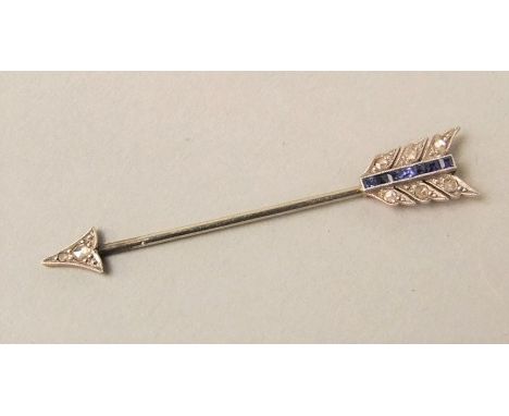 Early 20th century sapphire and rose cut diamond jabot pin in the form of an arrow, in white and yellow metal, 5cm long appro