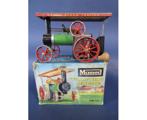 Boxed Mamod traction engine T.E.1A reversing model, with spirit lamp, scuttle, funnel, steering rod