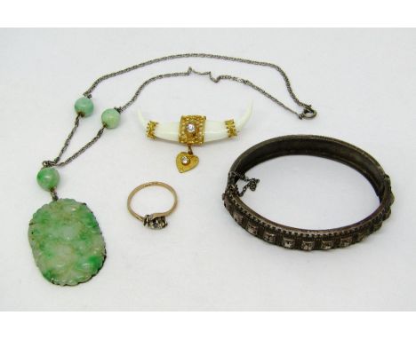 Mixed lot comprising a sterling silver hinged bangle, 9ct ring (af), necklace with jade type floral carved pendant and a cost