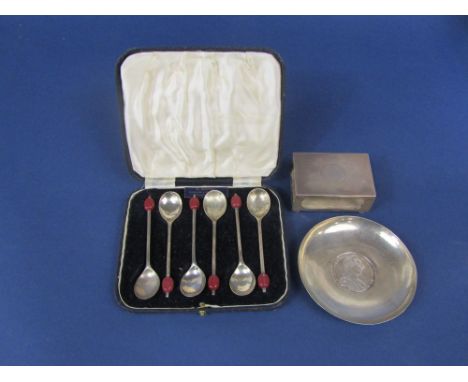 A mixed collection of silver to include a cased set of silver coffee bean spoon, engine turned silver match box holder on fou