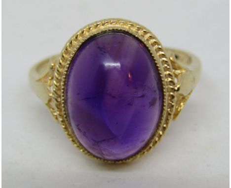 9ct cabochon amethyst ring, size O, 3.6g