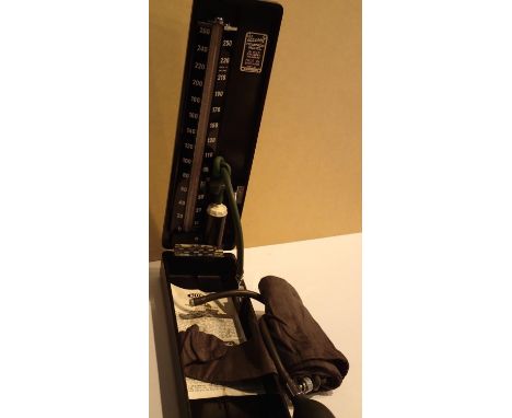 Vintage cased sphygmomanometer blood pressure tester. P&amp;P Group 2 (£18+VAT for the first lot and £3+VAT for subsequent lo