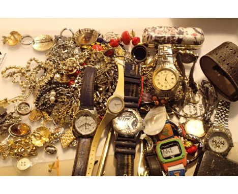 Tray of unsorted costume jewellery and wristwatches. P&amp;P Group 1 (£14+VAT for the first lot and £1+VAT for subsequent lot