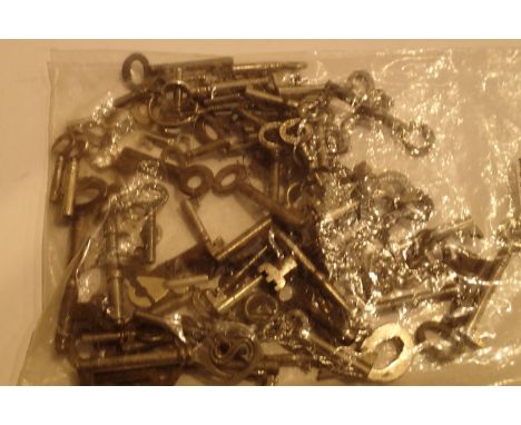 Box of mixed vintage keys. P&amp;P Group 1 (£14+VAT for the first lot and £1+VAT for subsequent lots) 
