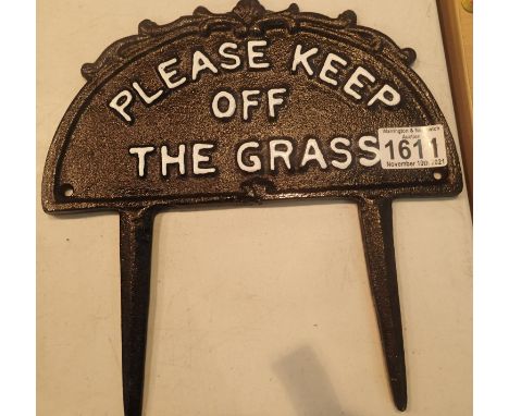 Cast iron Please Keep Off The Grass sign, H: 26 cm. P&amp;P Group 1 (£14+VAT for the first lot and £1+VAT for subsequent lots