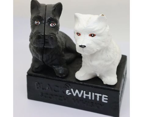 Cast iron Black &amp; White Whisky Dogs, H: 17 cm. P&amp;P Group 1 (£14+VAT for the first lot and £1+VAT for subsequent lots)