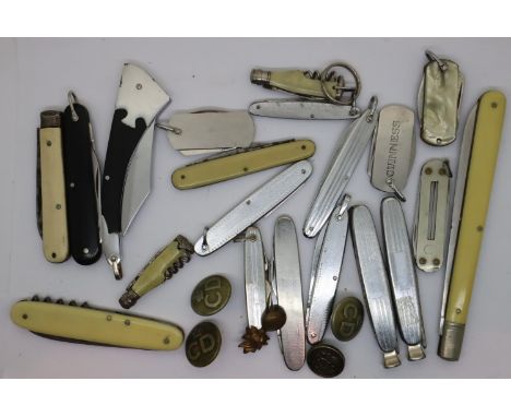 Collection of folding penknives and military buttons. P&amp;P Group 2 (£18+VAT for the first lot and £3+VAT for subsequent lo