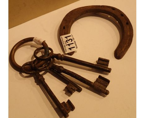 Four antique cast iron keys and a horseshoe. P&amp;P Group 1 (£14+VAT for the first lot and £1+VAT for subsequent lots) 
