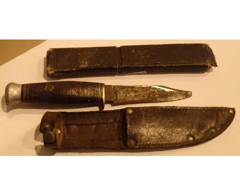 Vintage boxed cut throat razor and a sheath knife. P&amp;P Group 1 (£14+VAT for the first lot and £1+VAT for subsequent lots)