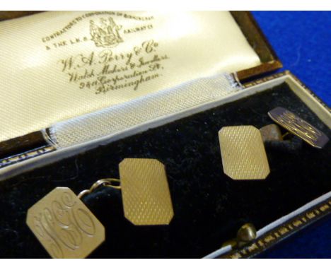 A cased pair of gentlemen's 9 carat yellow gold Cuff Links with engine turned decoration and monograms, approx. 3.4g