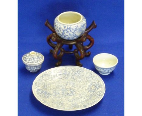 A small selection of Chinese ceramics to include a Saucer Dish (four character mark to reverse), a Tea Bowl (seal mark to und