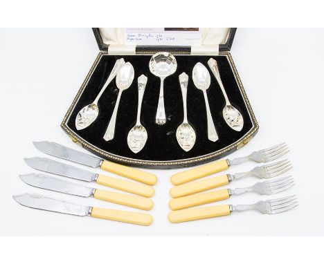 An Art Deco matched set of six silver grapefruit spoons with sugar spoon, Birmingham, 1930 &amp; 1932, 7.11 ozt cased togethe