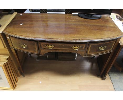 An Edwardian mahogany dressing table, bow fronted, fitted with single drawer to centre and side drawers, 78cm high, 122cm wid