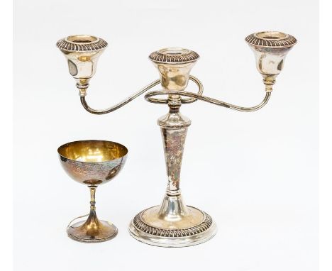 An Edwardian silver and parcel gilt coupe style cup, plain body the stem with central knop on circular foot with beaded rim, 