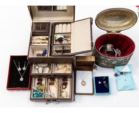 A collection of 9ct gold jewellery comprising five rings, three set with small diamonds, along with a pair of 9ct gold earrin