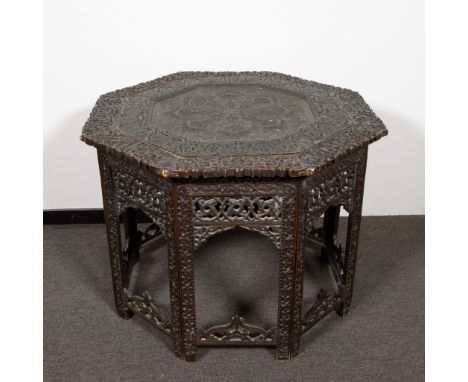 Colonial coffee table from Ceylon with very finely worked top in copper, early 20th century . Koffietafel koloniaal uit Ceylo