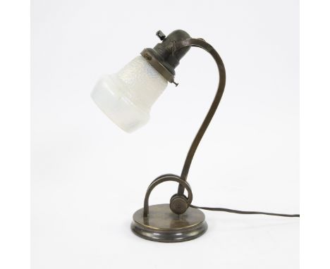 Styled Art Deco table lamp with glass shade and switch on the fitting, 1930s Gestileerd Art deco tafellampje met kapje in gla