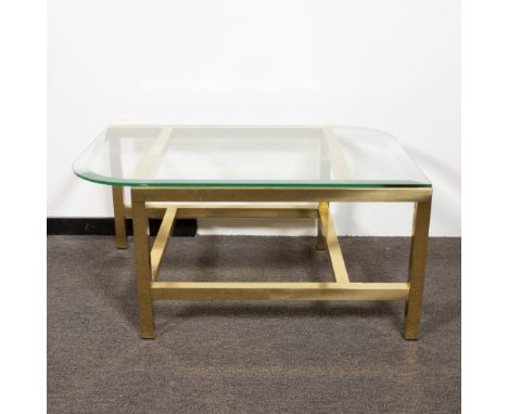 Coffee table with gilded metal base and glass top, 1970s Salontafeltje met gedoreerd metalen onderstel en glazen blad, jaren 