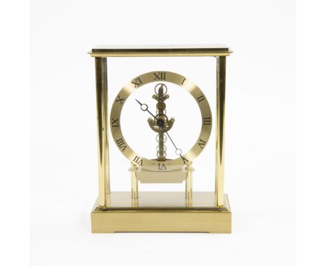 Vintage design mantle clock with Roman numerals brass gold plated Vintage design tafelklok met Romeinse cijfers in verguld me