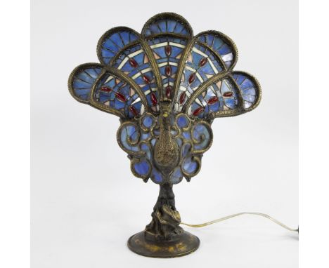 Peacock-shaped table lamp Tiffany style with stained glass Tafellamp in de vorm van een pauw met gebrandschilderd glas in Tif