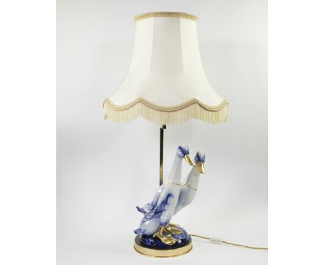 Lampadaire with ducks in blue/white glazed ceramic and golden beak and webbed feet 1980s Lampadaire met eenden in blauw/wit g