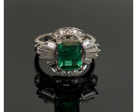 A FINE EMERALD AND DIAMOND CLUSTER RING, mounted in platinum, weight of emerald 1.25 carats.