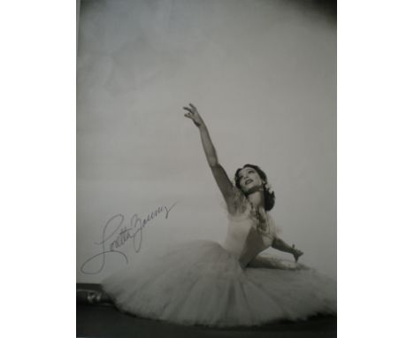 YOUNG LORETTA: (1913-2000) American Actress, Academy Award winner. Signed 11 x 14 photograph, the vintage image showing Young