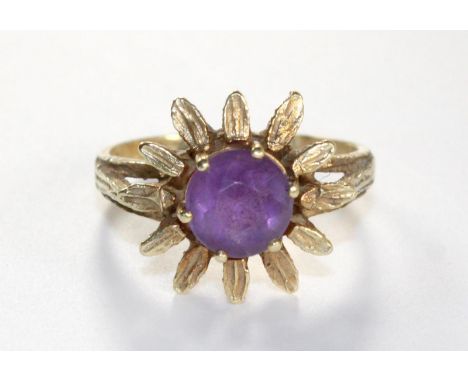 Amethystring 585 GG: Meistermarke HD in Raute u. 585 sowie 19 gestempelt. Runder, facettierter Amethyst in blütenförmigem Rin