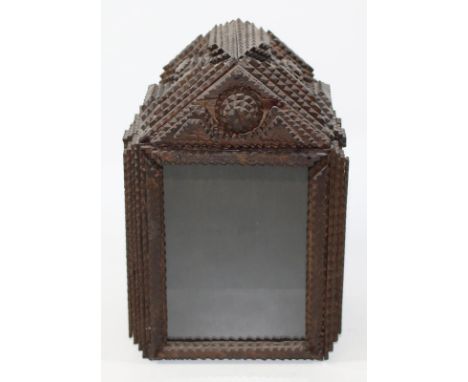 Reliquienkasten.: Hausaltar 19.Jh. Verglaster Holzkasten für wohl Heiligenfigur. Aus mehreren Holzschichten aufgebaut. H x B 