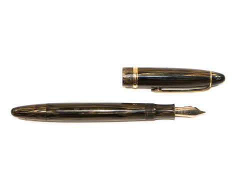 Soennecken 333 Extra Füller: grünbraun marmoriert mit Längsstreifen. Aufzug scheint in Ordnung. Feder Soennecken 14 k Gold.  