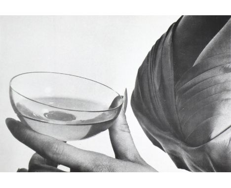 Konvolut: von überwiegend weiblichen Akten, Interieur und Exterieur. 11 Schwarz-Weiß Photographien, 1 Lithographie. Überwiege