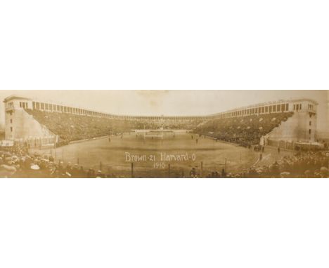 Football: Panorama-Photo (35 x 125 cm) Football-Spiel Brown University vs Harvard, von Notman (18. November) 1916.  Following