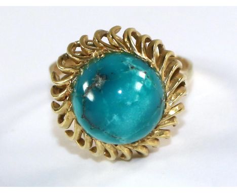 Türkisring: 585 GG. Wellig geschwungener Ringkopf mit rundem Türkiscabochon. Rg. 19. Gew. 6,5 g.   Orig. Juwelierrg. von 1968